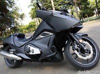 Menerobos Kemacetan Jakarta dengan Moge Honda NM4 Vultus