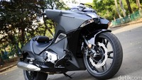 Namun, bagi detikOto kondisi itu menjadi sebuah tantangan ketika mencoba moge Honda NM4 Vultus. 
