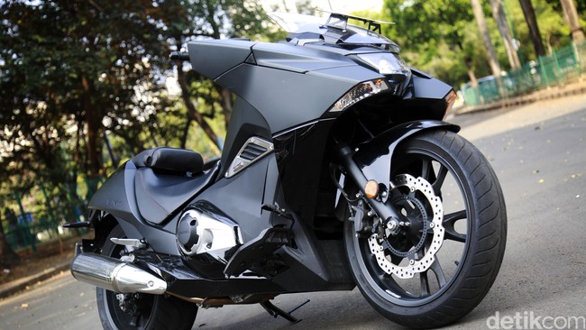Menerobos Kemacetan Jakarta dengan Moge Honda NM4 Vultus