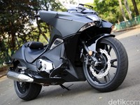 Menerobos Kemacetan Jakarta dengan Moge Honda NM4 Vultus