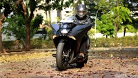 Motor ini menggunakan transmisi dual clutch yakni bisa menggunakan transmisi otomatis atau manual.