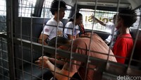 Dalam operasi ini polisi menangkap beberapa orang dan menemukan sejumlah senjata tajam.