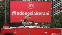 Pos Polisi yang menjadi sasaran ledakan bom teroris di Thamrin kini tampak ditutupi Spanduk bertuliskan #IndonesiaBerani. 