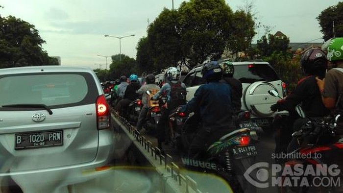 Ada Proyek Gorong-gorong, Jl Matraman Raya Macet Parah