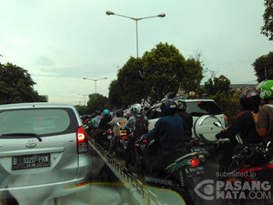 Ada Proyek Gorong-gorong, Jl Matraman Raya Macet Parah