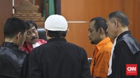 Terdakwa terduga simpatisan ISIS Aprimul Henry alias Mulbin Arifin (kedua kanan) mendengarkan kesaksian Robby Rissa Putera alias Abus Wahab (kedua kiri.