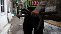 Polisi mengamankan beberapa senjata tajam di lokasi penyisiran.
