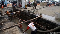 Di kawasan simpang Matraman sedang dilakukan pengerjaan perbaikan saluran air.