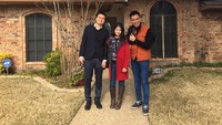 Ia juga sempat mengunjungi sang kakak yang tinggal di Amerika. (dok. Pribadi)