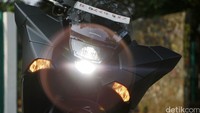 Kesan motor besar futuristik begitu kental, Terlebih fitur instrument cluster baik putaran mesin, trip meter, dan tachometer berupa digital.