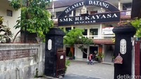 SMK Rekayasa Denpasar, tempat Tawan menimba ilmu dulu. Untuk masuk ke sekolah ini melewati gapura yang tak begitu luas, lebarnya sekitar 4 meter. Putri Akmal/detikcom.
