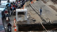 Pengerjaan gorong-gorong tersebut tampak menyita hampir separuh jalan. 