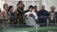 Jokowi hadir bersama sejumlah Menteri terkait di antaranya Menteri BUMN Rini Soemarno, Menteri PUPR Basuki Hadimuljono, dan Menteri KLHK Siti Nurbaya. (dok detikcom).