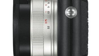 Leica X-U terlihat kokoh dengan bodi berwarna hitam lengkap dengan logo bulatan berwarna merah di depannya. (Foto: Leica)