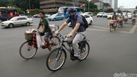 Aktivitas warga jam pulang kantor nampak normal dikawasan Sarinah, jalan Thamrin Jakarta Pusat, .Kamis (21/1/2016)