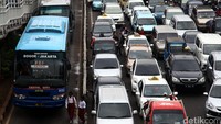 Kemacetan terjadi di kawasan simpang Matraman, Jakarta, Kamis (21/01/2016).