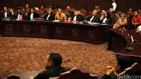 Termohon mendengarkan pembacaan putusan sela.