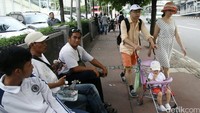 Sepasang turis dari Asia juga tampak santai menikmati sore di kawasan Sarinah - Thamrin.