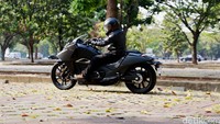 Meski melawati jalanan macet Ibukota kenyamanan dan kemudahan masih ditawarkan Moge Honda NM4 Vultus.