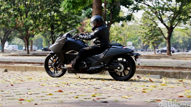 Menerobos Kemacetan Jakarta dengan Moge Honda NM4 Vultus