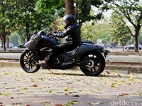 Menerobos Kemacetan Jakarta dengan Moge Honda NM4 Vultus