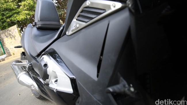 Menerobos Kemacetan Jakarta dengan Moge Honda NM4 Vultus