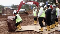Presiden Jokowi menandatangani prasasti dimulainya proyek kereta cepat Jakarta-Bandung. Hasan Alhabshy/detikcom.