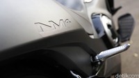 Baluran kelir hitam di sekujur tubuh hingga setang, lampu, hingga pelek yang dipadu fitur canggih, mengingatkan orang terhadap motor tunggangan superhero Batman.