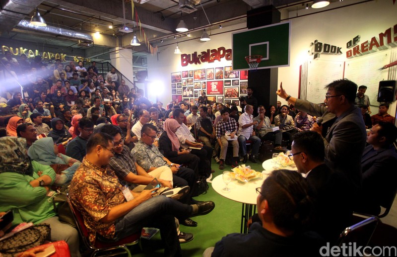 Para pembicara memaparkan pengalaman dan ide-idenya soal digital war di kantor Bukalapak, Jl Kemang Timur, Jakarta Selatan, Rabu (20/1/2016). Acara yang difasilitasi oleh selasar.com tersebut menghadirkan antara lain Wakil Ketua Kadin Indonesia Bidang UMKM dan Koperasi Sandiaga Uno, Komisaris Garuda Indonesia Dony Oskaria, dan CEO Cyrus Network Hasan Batupahat. Ari Saputra/detikcom.