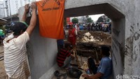 Adanya pengerjaan gorong-gorong tersebut berdampak kemacetan kendaraan.