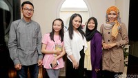 Gita dan Gita Lovers saat ditemui di Tea Addict Cafe di kawasan Senopati, Jakarta Selatan pada Rabu (20/1/2016) malam.