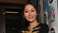 Hiasan anting berlian membuat dirinya terlihat lebih elegan. Pool/Noel/detikFoto.