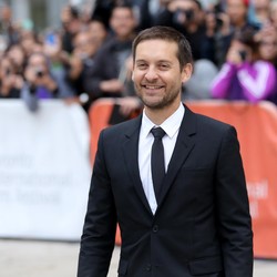 Tobey Maguire dan Jennifer Meyer Resmi Bercerai Usai 10 Tahun Berpisah