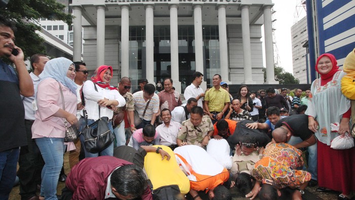 MK, Pasal 158 dan Keranjang Sampah