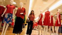 Pengunjung berbelanja di Metro Department Store, di Plaza Senayan, Jakarta, Kamis (21/01/2016).