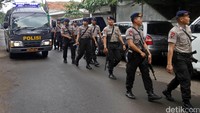 Puluhan anggota Brimob melakukan operasi penyisiran narkoba di Komplek Berlan, RW 3, Matraman, Jakarta Timur.