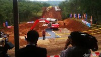 Lokasi groundbreaking berada di kebun teh Walini, Cikalong Wetan, Bandung Barat, Jawa Barat. Saat membuka acara peresmian, Jokowi mengucapkan salam dalam bahasa Sunda, Sampurasun. (dok detikcom).