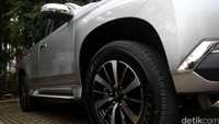 Desain pelek All New Pajero Sport tampak modern.