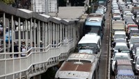 Bus TransJ juga ikut macet.