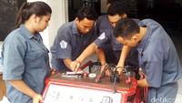 Sejumlah siswa mengikuti pelajaran praktik di SMK Rekayasa Denpasar. Putri Akmal/detikcom.