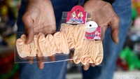 Penjaga sebuah toko mainan anak di daerah Ciracas, Jakarta (22/01/2016) menunjukan mainan anak mirip kondom tersebut.