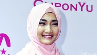 Fatin tampak tersenyum manis. Pool/Noel/detikFoto.