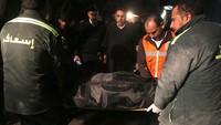 Petugas mengevakuasi korban ledakan bom. Mohamed Abd El Ghany/Reuters/detikFoto.