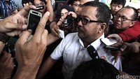  Pada pemeriksaan sebelumnya, Rano sempat menyebut adanya permintaan Rp 10 miliar dari DPRD terkait pendirian Bank Banten. 