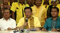 Ketua Umum Golkar hasil Munas Ancol Agung Laksono (tengah) didampingi Wakil Ketua Umum Golkar hasil Munas Ancol Priyo Budi Santoso (kiri) dan Ketua DPP Golkar hasil Munas Ancol Melki Laka Lena memberikan keterangan pers di kediamannya di Jakarta, Jumat (22/1/2016).