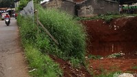 Pengendara melintas di sekitar proyek Tol Cijago Seksi II Seksi II.