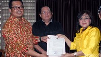 Ketua Umum Himpunan Kerukunan Tani Indonesia Munas Jakarta yang juga Wakil Ketua MPR, Mahyudin menerima surat dari Kementerian Hukum dan HAM terkait pengesahan organisasinya yang diserahkan oleh Notaris Emilia.