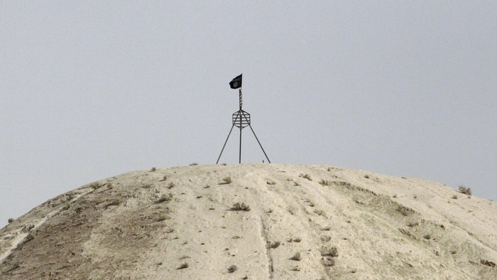 A fluttering Islamic State flag is flown over a hill in Tel Abyad town on the Syrian-Turkish border, Raqqa countryside, in this September 24, 2014 file photo. The United States is accelerating efforts to help Turkey clamp down on its border with Syria, senior U.S. officials said, and for the first time will offer technologies to Ankara to help it secure the frontier. Picture taken September 24, 2014. REUTERS/Stringer/Files