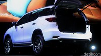All New Fortuner pun dilengkapi dengan fitur Power Back Door untuk memberikan kenyamanan saat pengoperasian pintu bagasi.