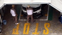 Pekerja melakukan bongkar muat mobil yang akan dikirim ke luar negeri di pelabuhan mobil (car port), Tanjung Priok, Jakarta Utara, Jumat (22/1/2016).